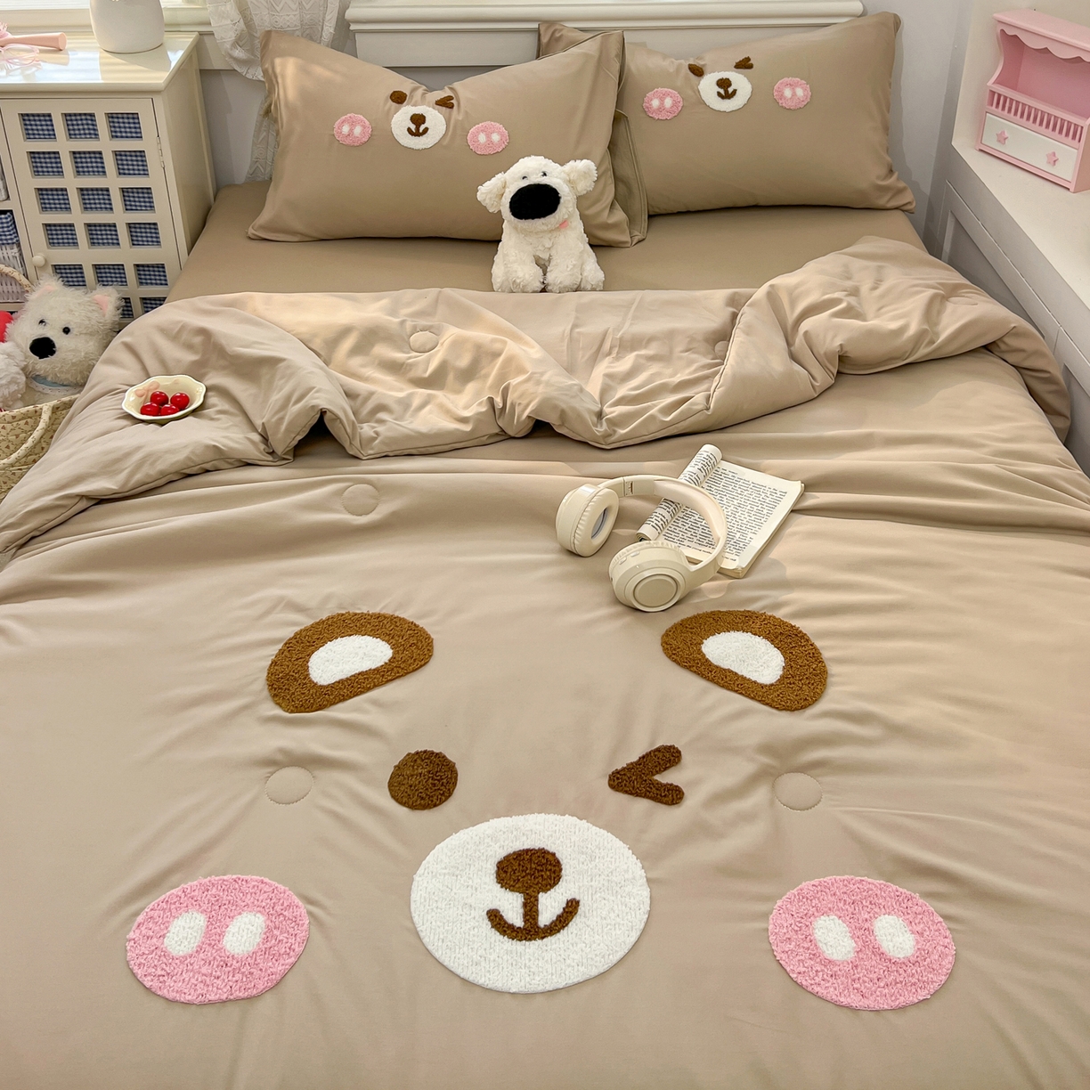 91家纺网 家纺一手货源 找家纺 易辰美 2026新款水洗棉毛巾绣夏被四件套 欢乐小熊