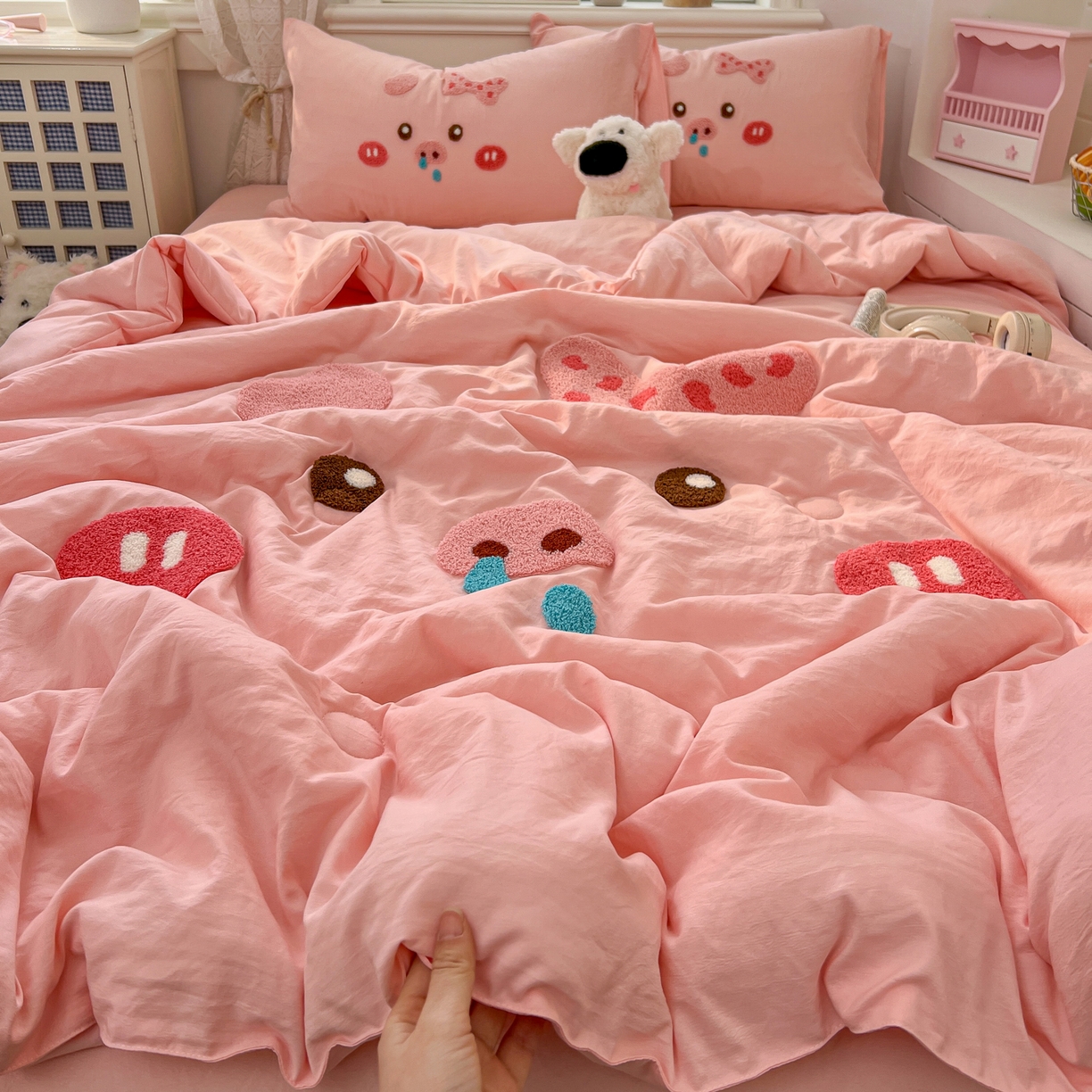 91家纺网 家纺一手货源 找家纺 易辰美 2026新款水洗棉毛巾绣夏被四件套 流涕猪-玉