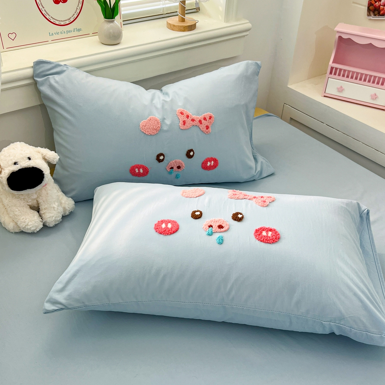 91家纺网 家纺一手货源 找家纺 易辰美 2026新款水洗棉毛巾绣夏被四件套 流涕猪-兰