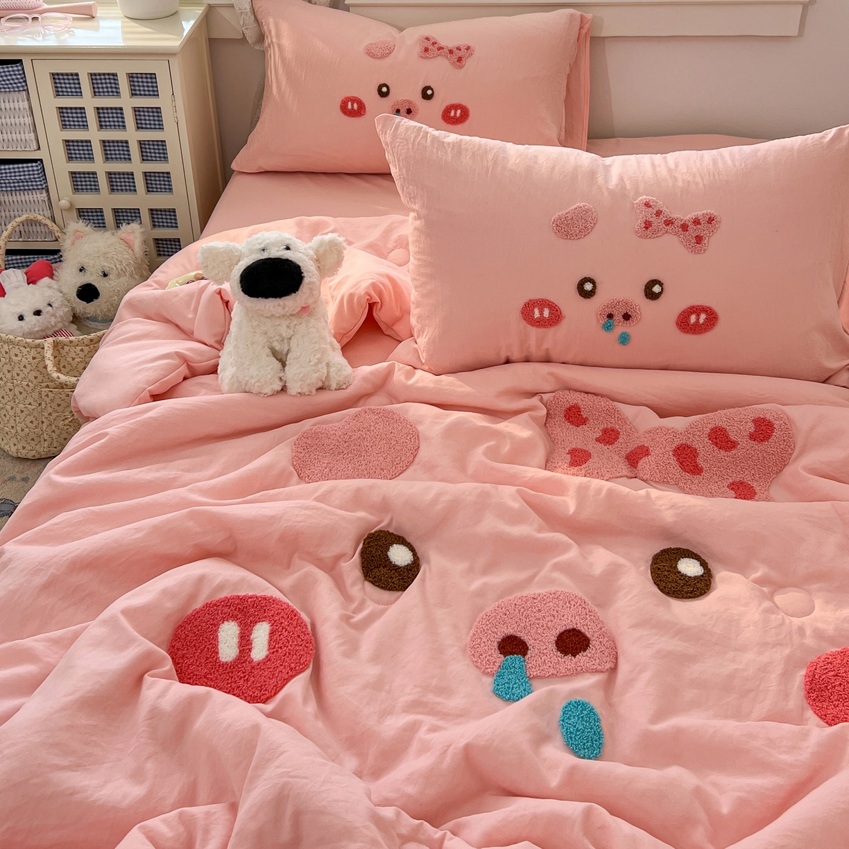 91家纺网 家纺一手货源 找家纺 易辰美 2026新款水洗棉毛巾绣夏被四件套 流涕猪-玉