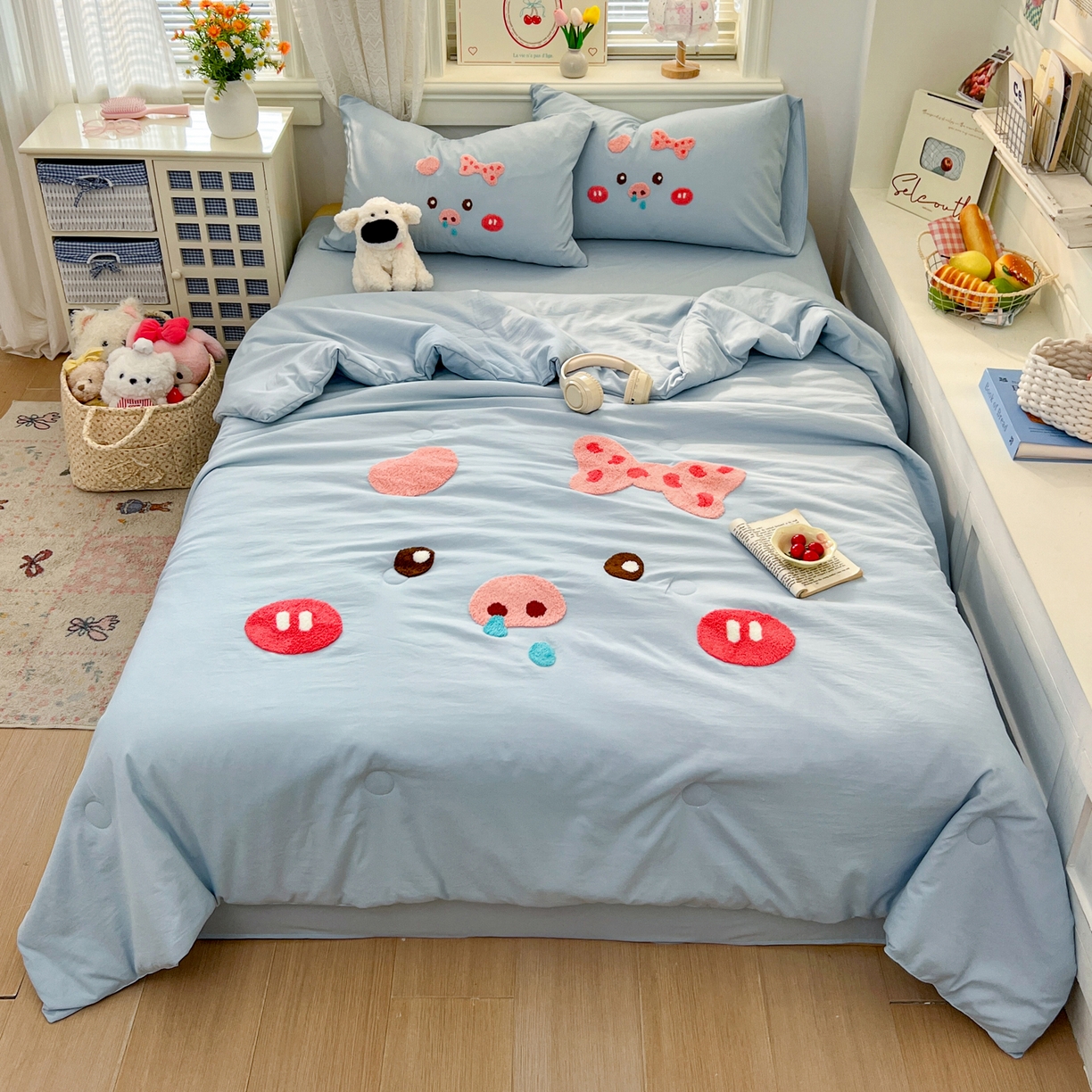 91家纺网 家纺一手货源 找家纺 易辰美 2026新款水洗棉毛巾绣夏被四件套 流涕猪-兰