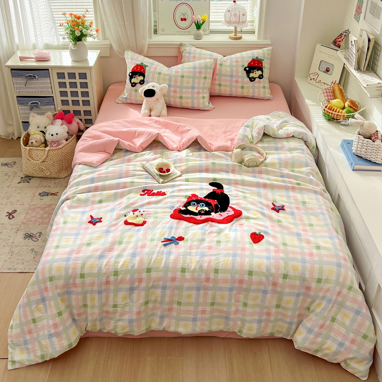 91家纺网 家纺一手货源 找家纺 易辰美 2026新款水洗棉毛巾绣夏被四件套 草莓猫咪