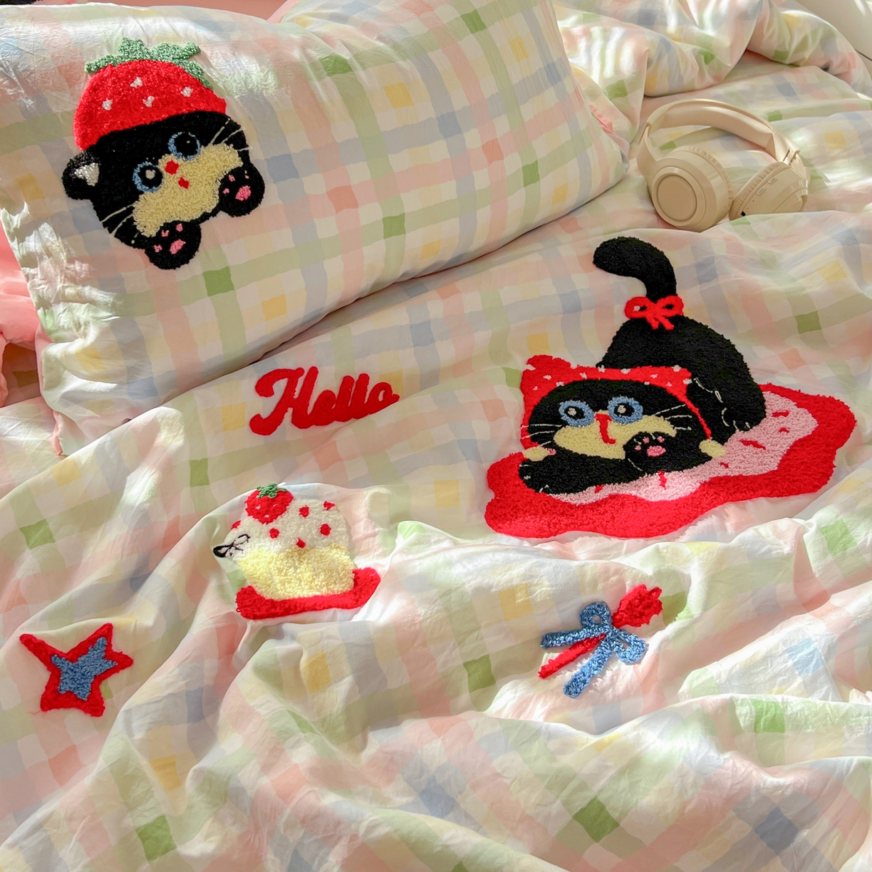 91家纺网 家纺一手货源 找家纺 易辰美 2026新款水洗棉毛巾绣夏被四件套 草莓猫咪