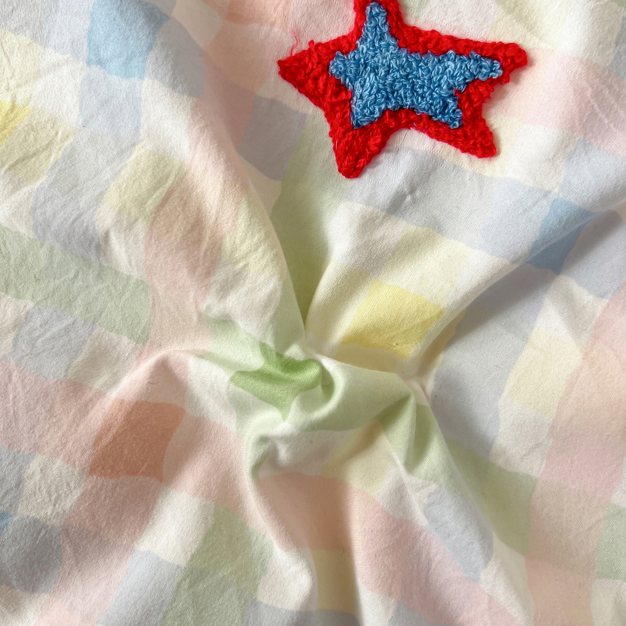 91家纺网 家纺一手货源 找家纺 易辰美 2026新款水洗棉毛巾绣夏被四件套 草莓猫咪