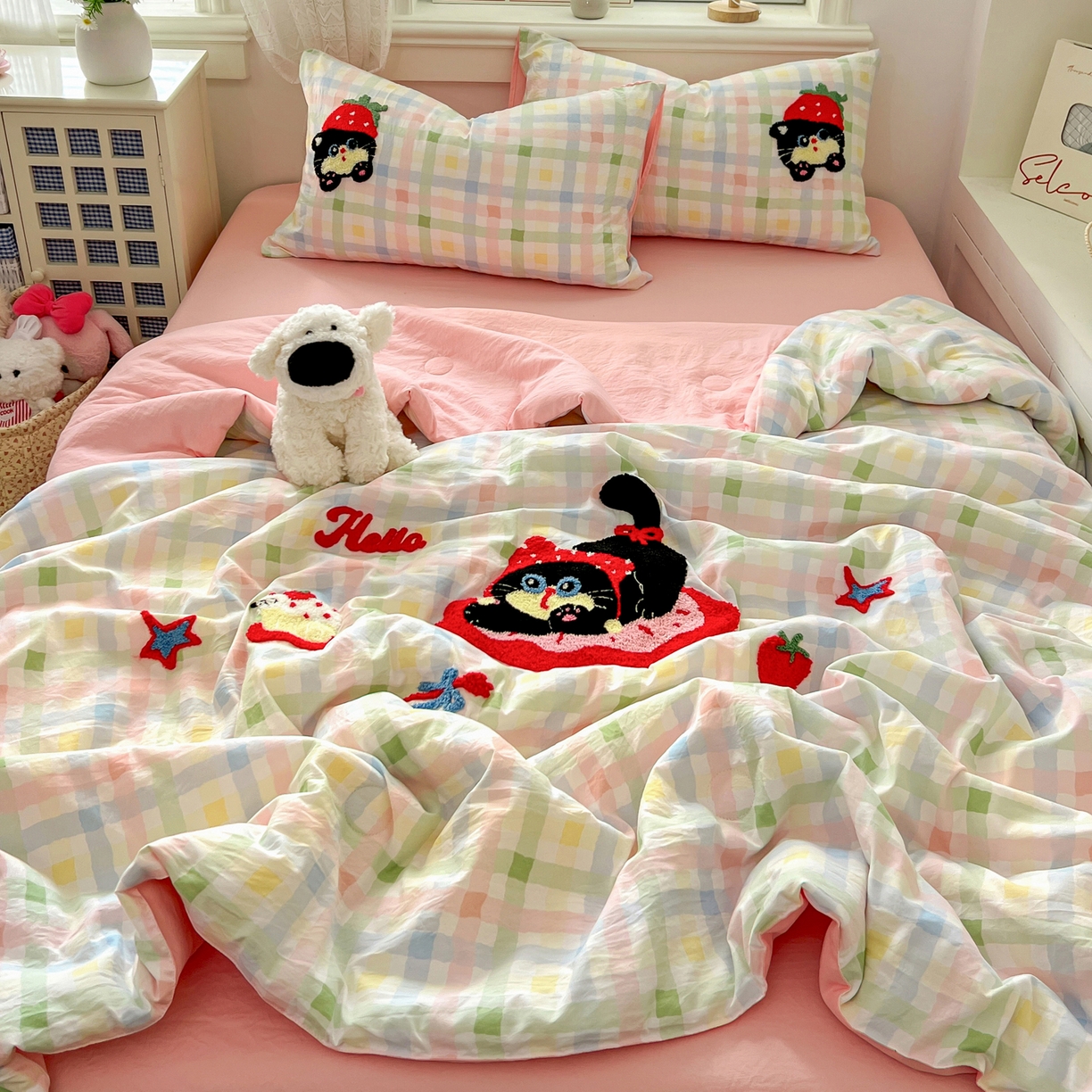 91家纺网 家纺一手货源 找家纺 易辰美 2026新款水洗棉毛巾绣夏被四件套 草莓猫咪