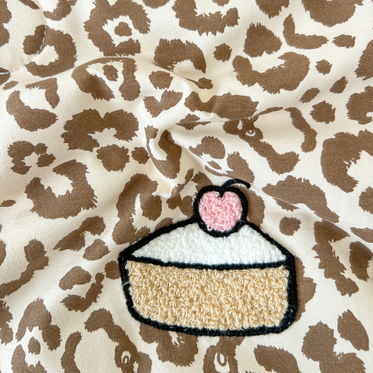 91家纺网 家纺一手货源 找家纺 易辰美 2026新款水洗棉毛巾绣夏被四件套 豹纹猫-咖