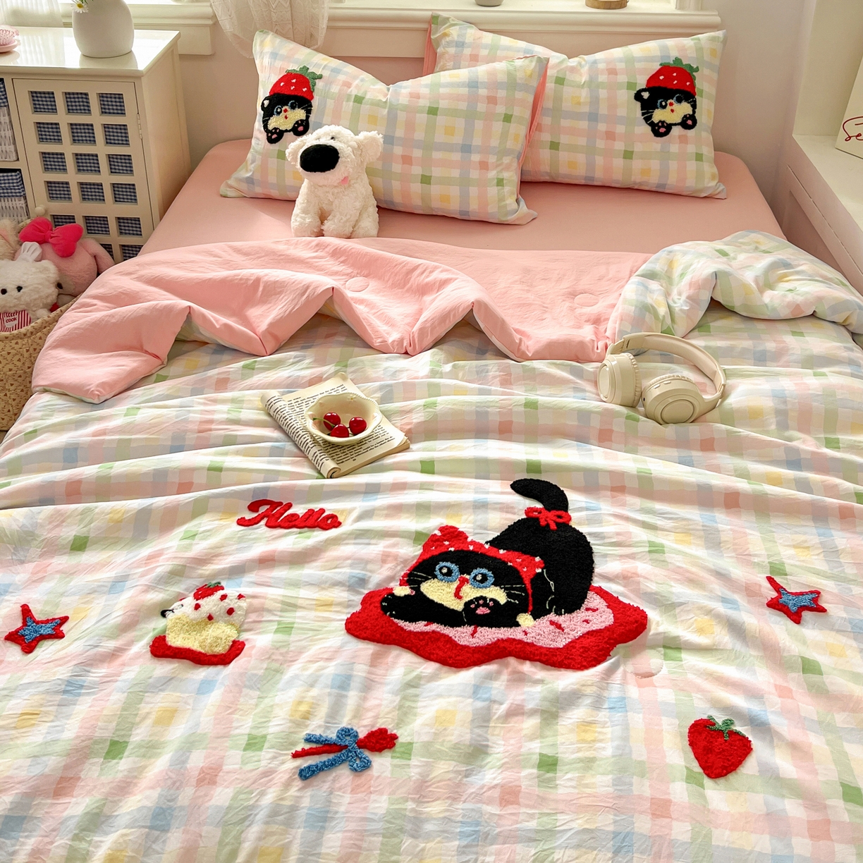 91家纺网 家纺一手货源 找家纺 易辰美 2026新款水洗棉毛巾绣夏被四件套 草莓猫咪