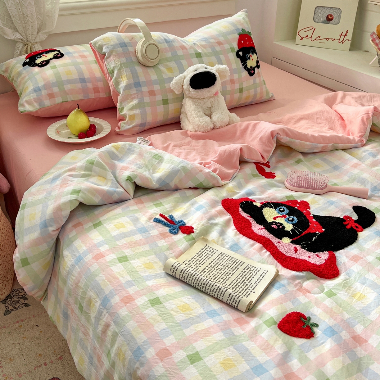 91家纺网 家纺一手货源 找家纺 易辰美 2026新款水洗棉毛巾绣夏被四件套 草莓猫咪