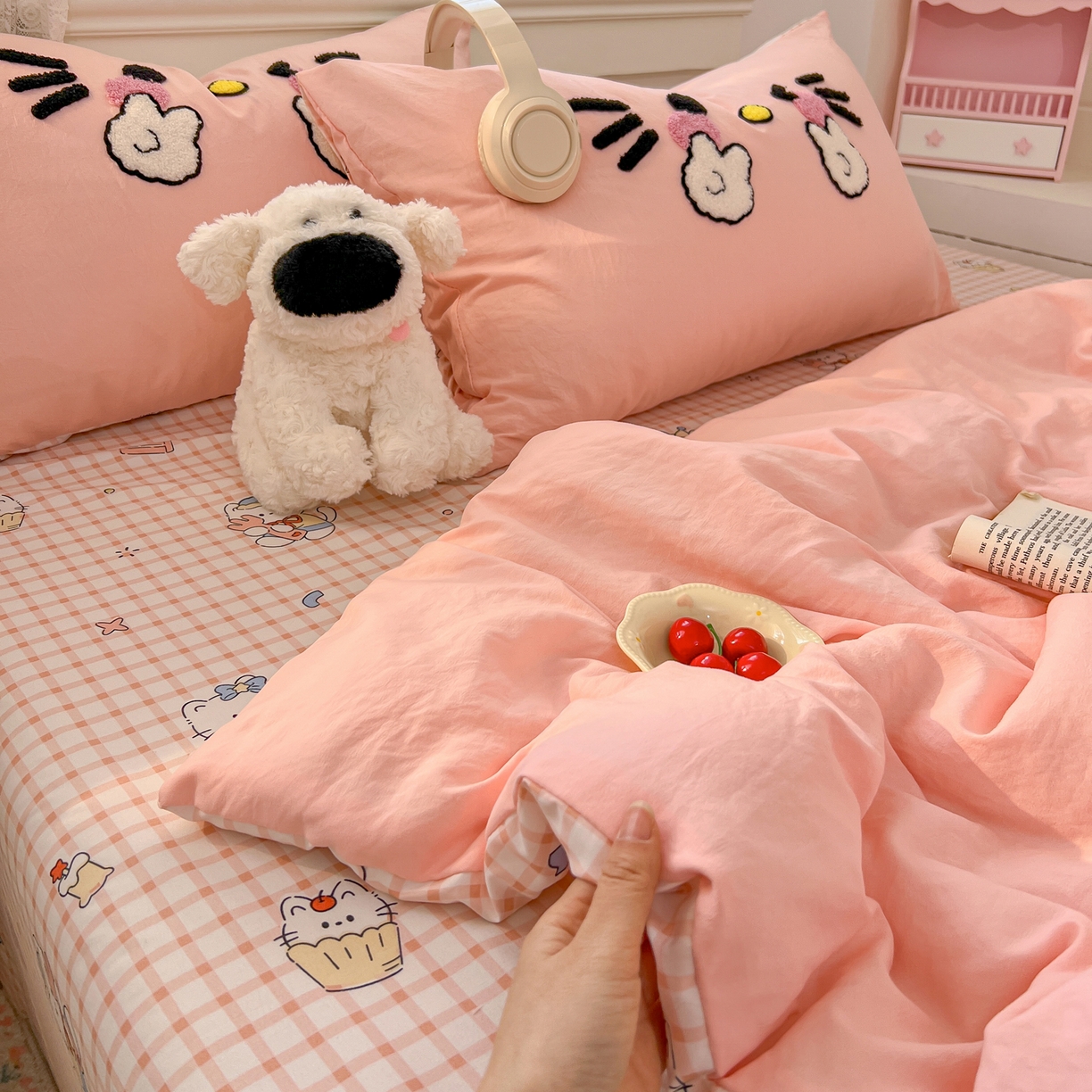 91家纺网 家纺一手货源 找家纺 易辰美 2026新款水洗棉毛巾绣夏被四件套 可爱KT猫
