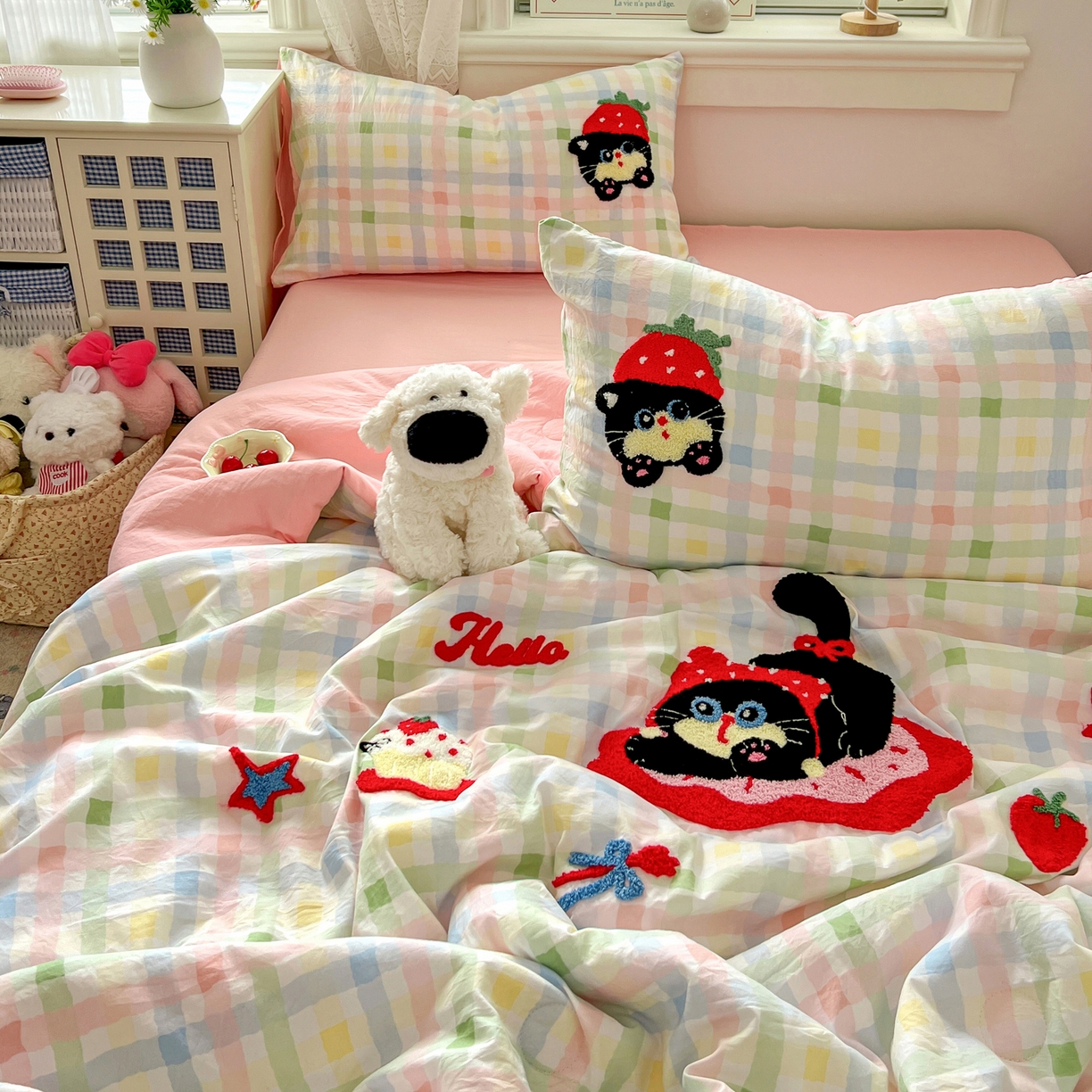 91家纺网 家纺一手货源 找家纺 易辰美 2026新款水洗棉毛巾绣夏被四件套 草莓猫咪