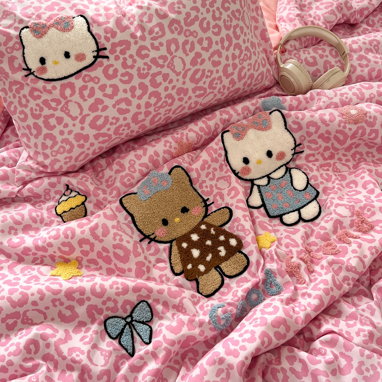 91家纺网 家纺一手货源 找家纺 易辰美 2026新款水洗棉毛巾绣夏被四件套 豹纹猫-粉