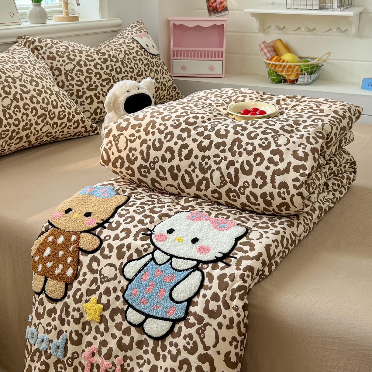 91家纺网 家纺一手货源 找家纺 易辰美 2026新款水洗棉毛巾绣夏被四件套 豹纹猫-咖
