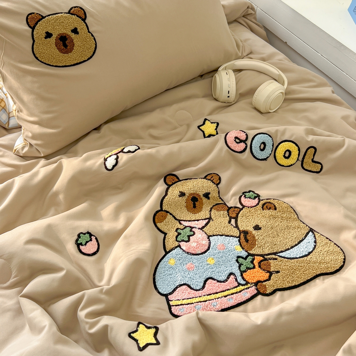 91家纺网 家纺一手货源 找家纺 易辰美 2026新款水洗棉毛巾绣夏被四件套 蛋糕卡皮