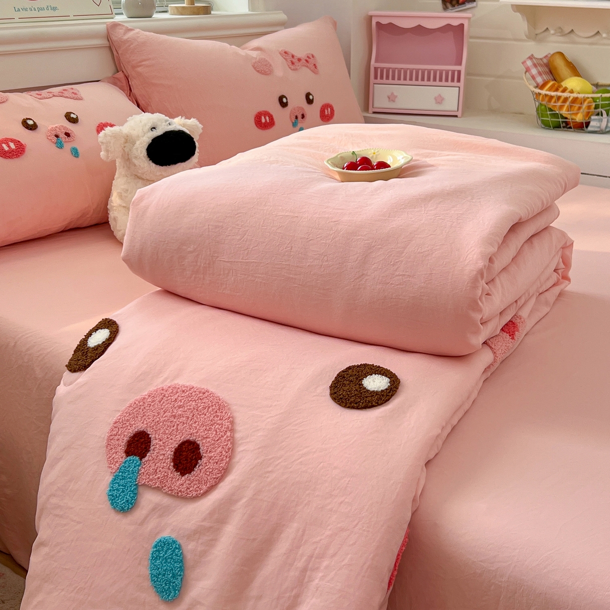 91家纺网 家纺一手货源 找家纺 易辰美 2026新款水洗棉毛巾绣夏被四件套 流涕猪-玉