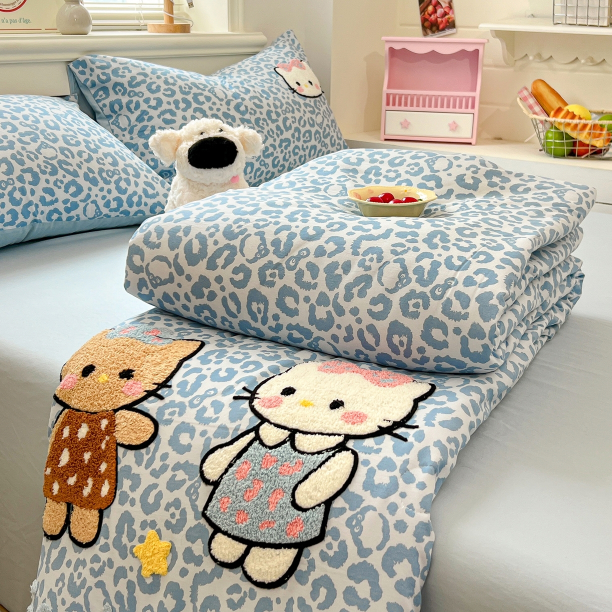 91家纺网 家纺一手货源 找家纺 易辰美 2026新款水洗棉毛巾绣夏被四件套 豹纹猫-兰