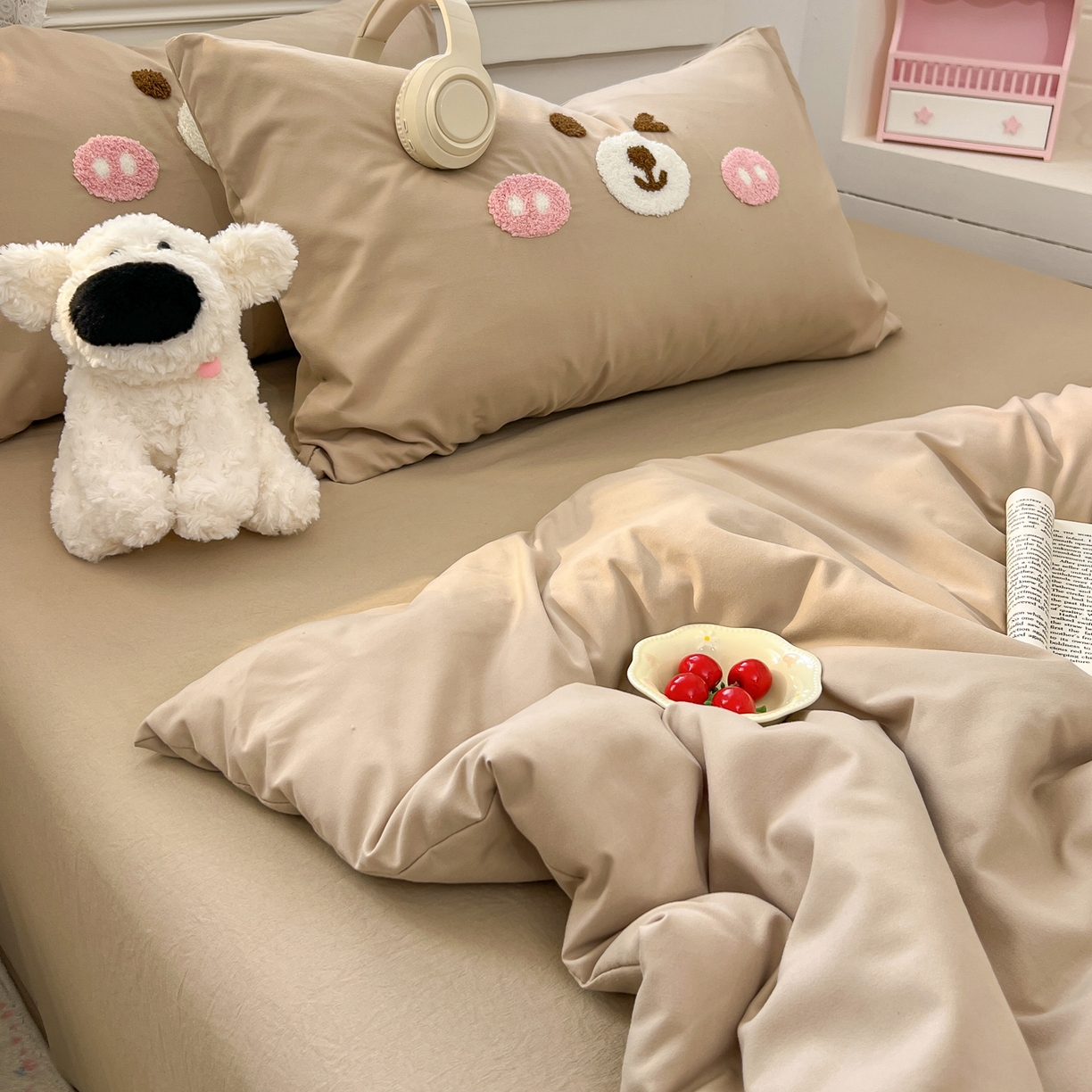 91家纺网 家纺一手货源 找家纺 易辰美 2026新款水洗棉毛巾绣夏被四件套 欢乐小熊