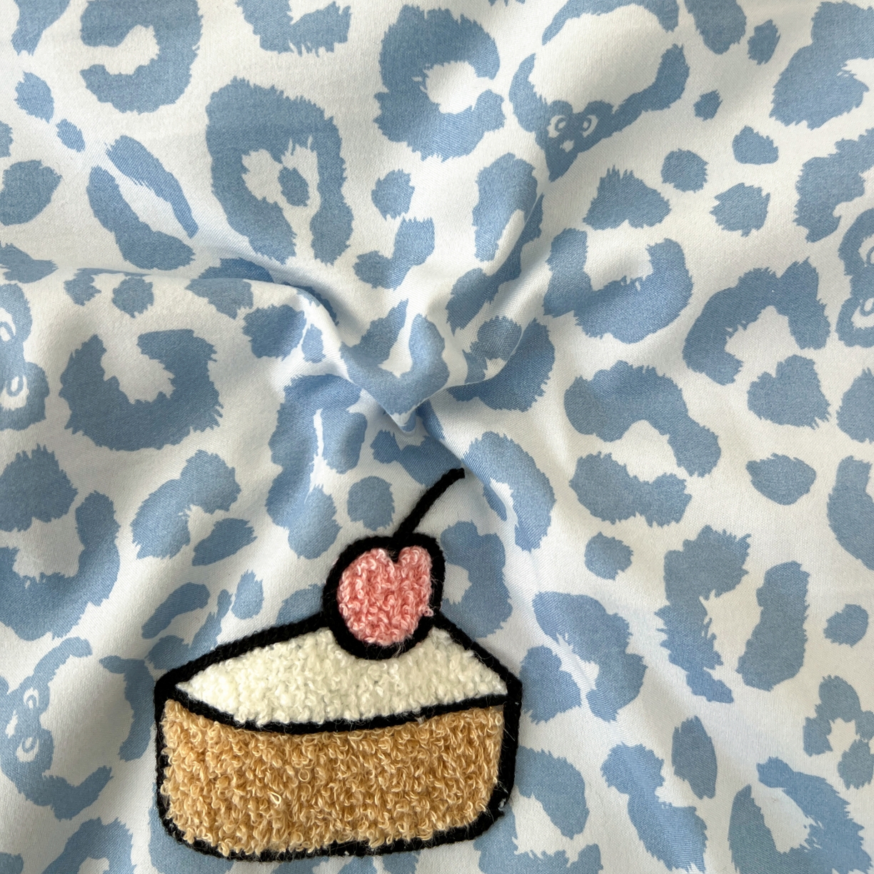 91家纺网 家纺一手货源 找家纺 易辰美 2026新款水洗棉毛巾绣夏被四件套 豹纹猫-兰