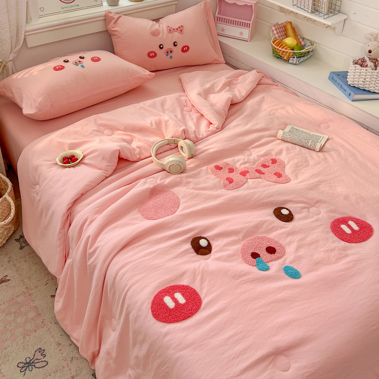 91家纺网 家纺一手货源 找家纺 易辰美 2026新款水洗棉毛巾绣夏被四件套 流涕猪-玉