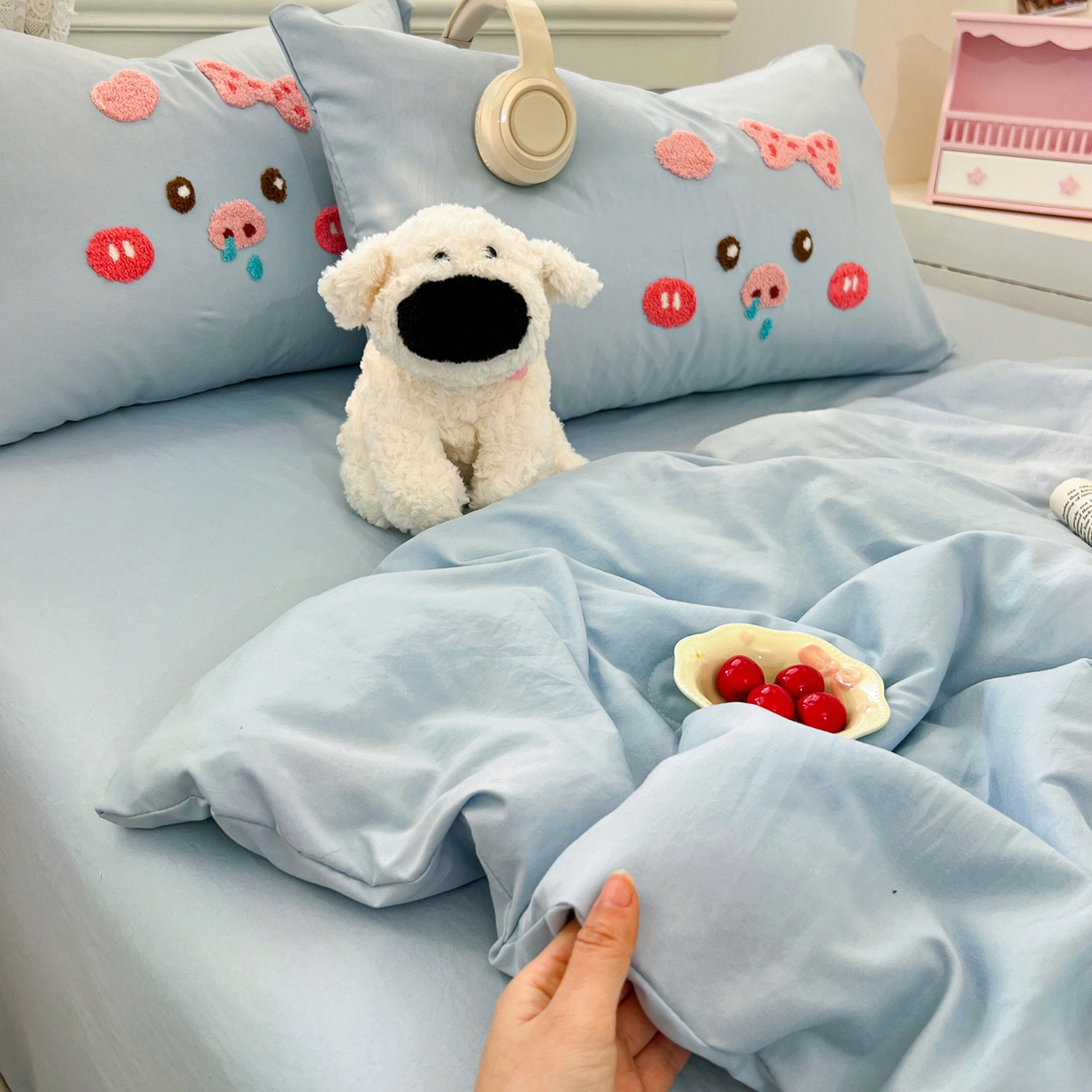 91家纺网 家纺一手货源 找家纺 易辰美 2026新款水洗棉毛巾绣夏被四件套 流涕猪-兰