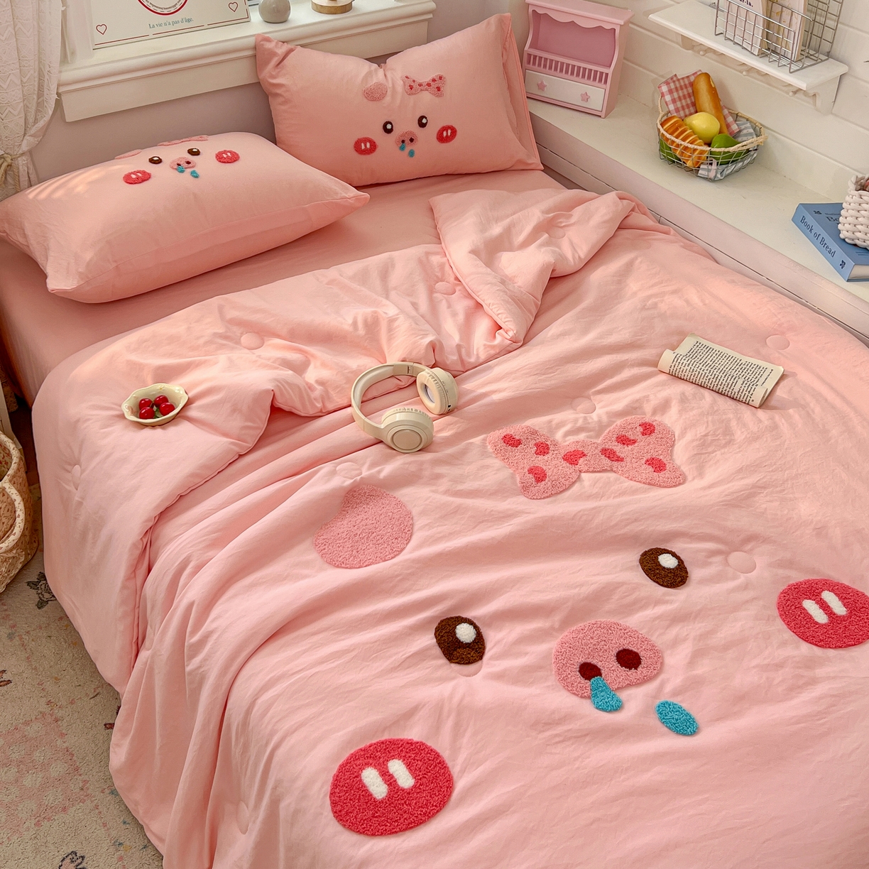 91家纺网 家纺一手货源 找家纺 易辰美 2026新款水洗棉毛巾绣夏被四件套 流涕猪-玉