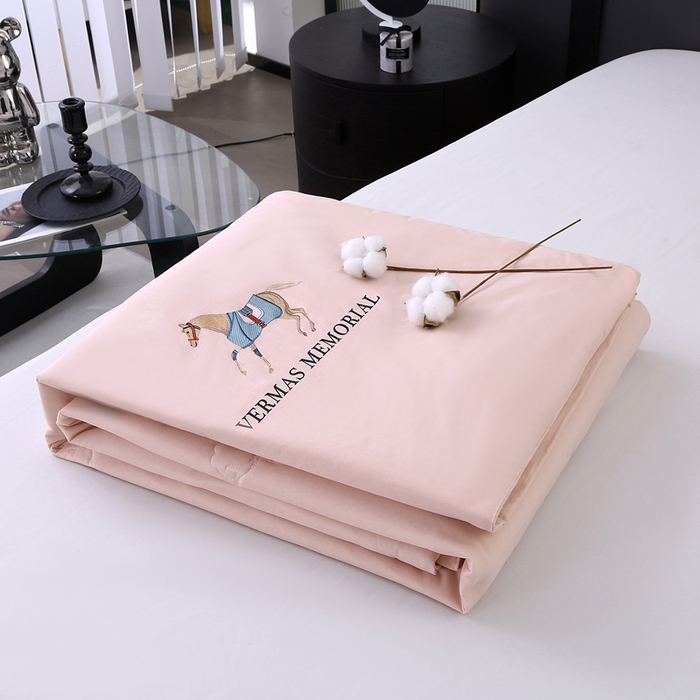 91家纺网 家纺一手货源 找家纺 薇玛仕 2026新款纯棉赛马曲系列60支新疆棉纱棉花夏凉被空调被里外全棉 棉花夏被-粉色