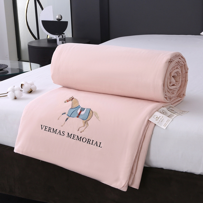 91家纺网 家纺一手货源 找家纺 薇玛仕 2026新款纯棉赛马曲系列60支新疆棉纱棉花夏凉被空调被里外全棉 棉花夏被-粉色