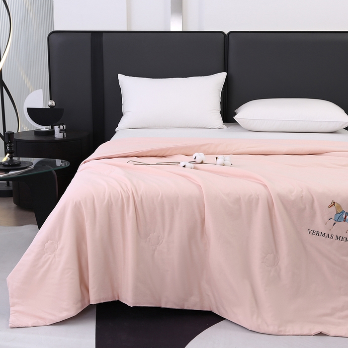 91家纺网 家纺一手货源 找家纺 薇玛仕 2026新款纯棉赛马曲系列60支新疆棉纱棉花夏凉被空调被里外全棉 棉花夏被-粉色