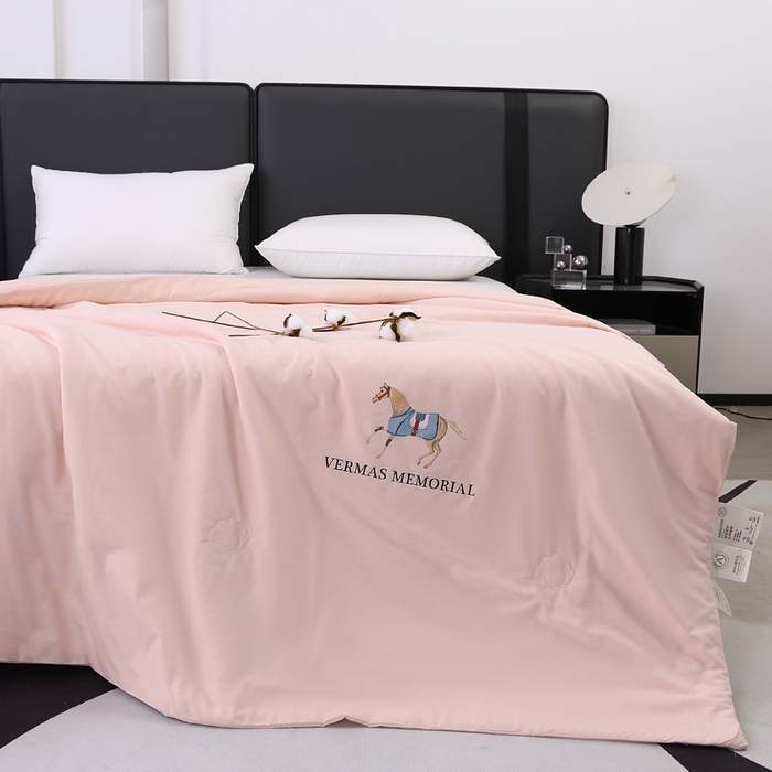 91家纺网 家纺一手货源 找家纺 薇玛仕 2026新款纯棉赛马曲系列60支新疆棉纱棉花夏凉被空调被里外全棉 棉花夏被-粉色