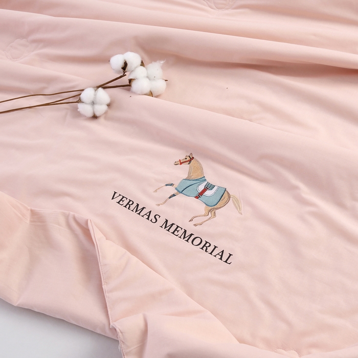 91家纺网 家纺一手货源 找家纺 薇玛仕 2026新款纯棉赛马曲系列60支新疆棉纱棉花夏凉被空调被里外全棉 棉花夏被-粉色