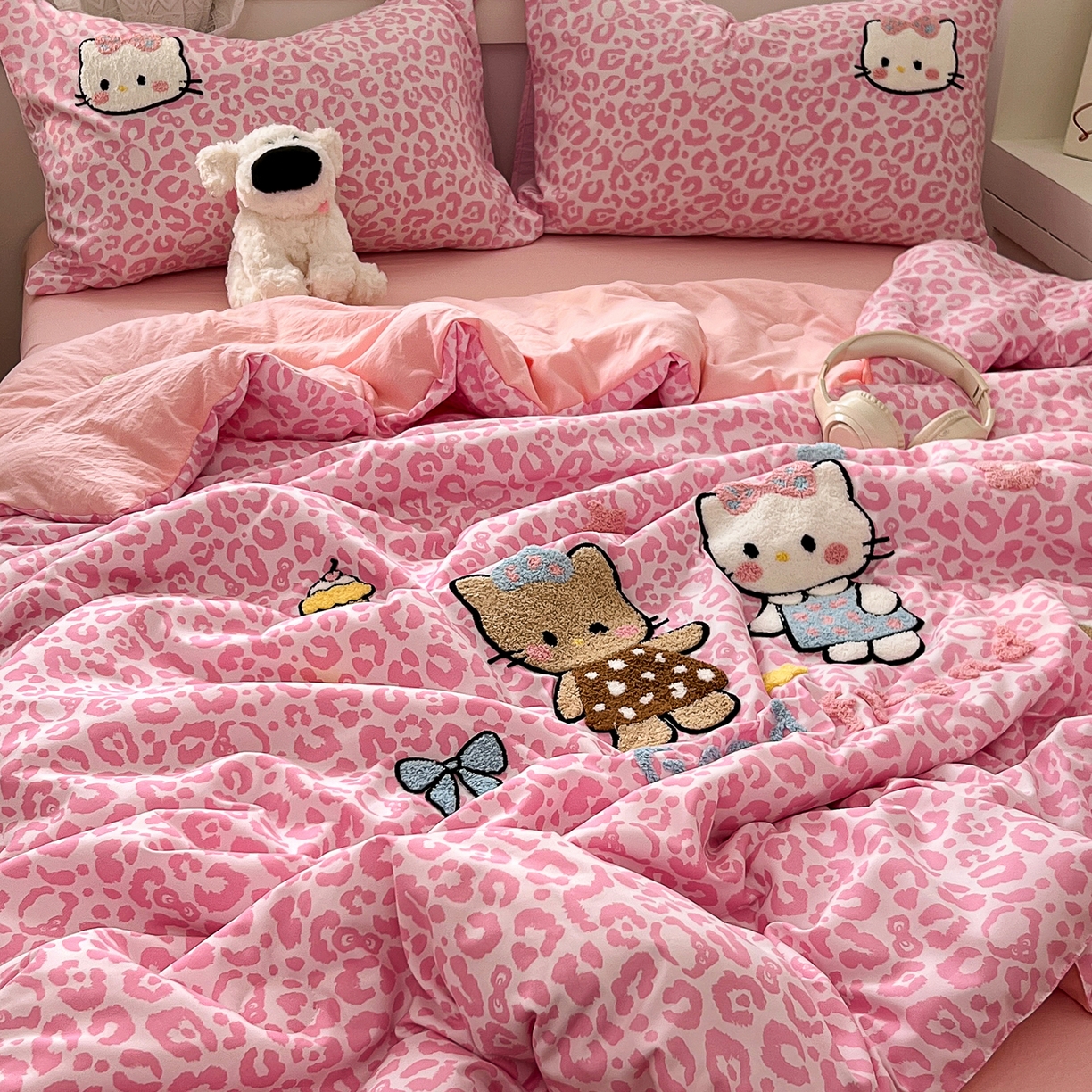 91家纺网 家纺一手货源 找家纺 易辰美 2026新款水洗棉毛巾绣夏被四件套 豹纹猫-粉