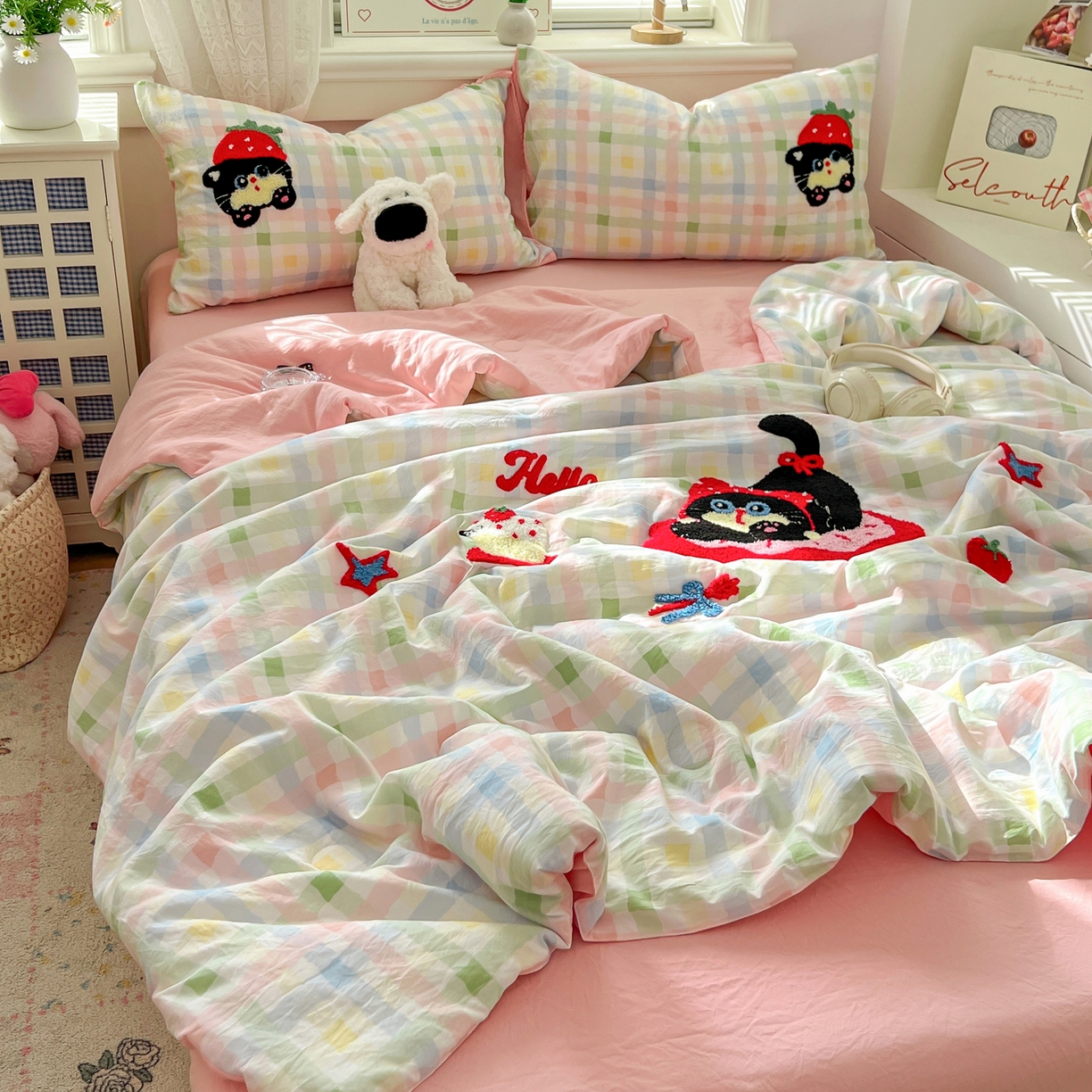 91家纺网 家纺一手货源 找家纺 易辰美 2026新款水洗棉毛巾绣夏被四件套 草莓猫咪