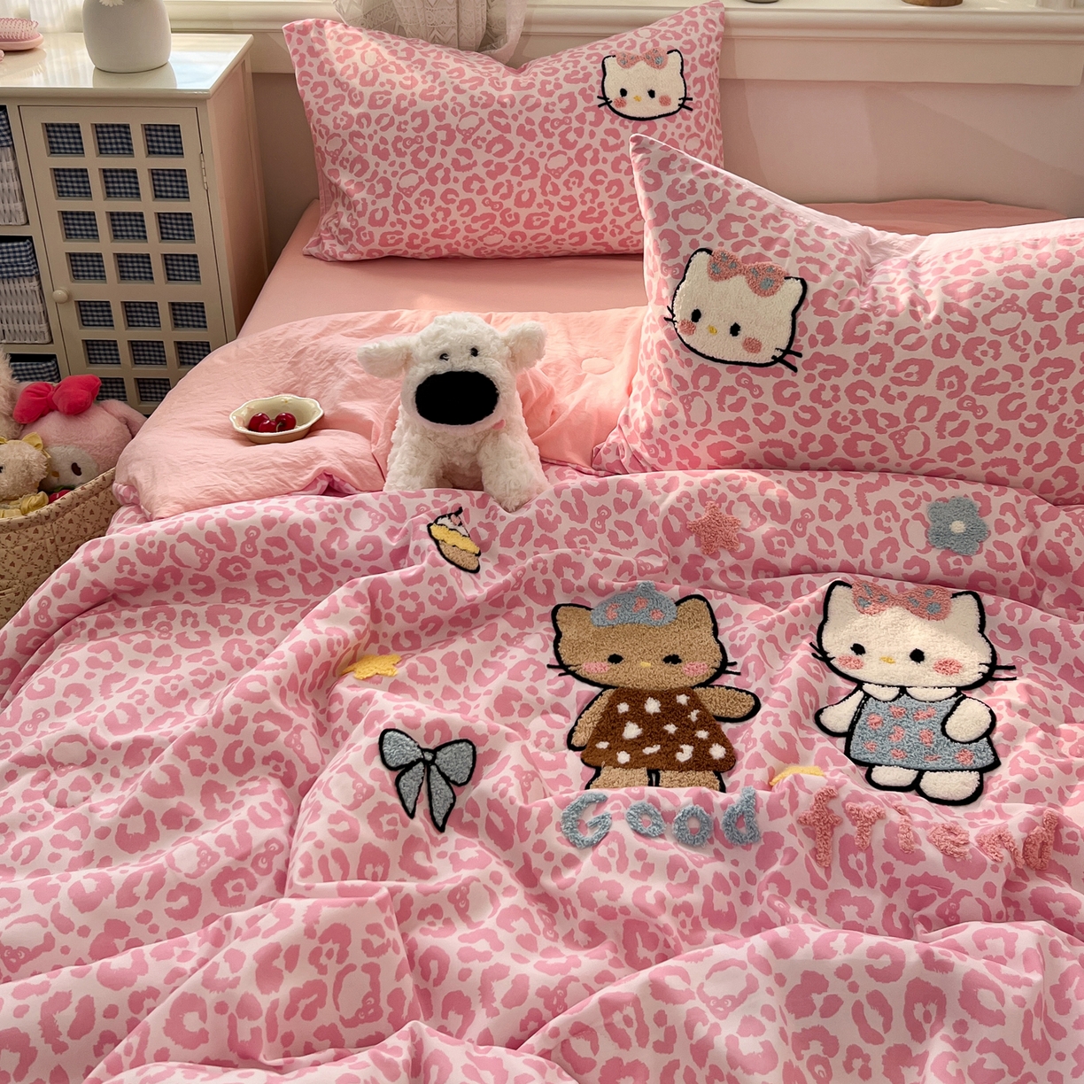 91家纺网 家纺一手货源 找家纺 易辰美 2026新款水洗棉毛巾绣夏被四件套 豹纹猫-粉