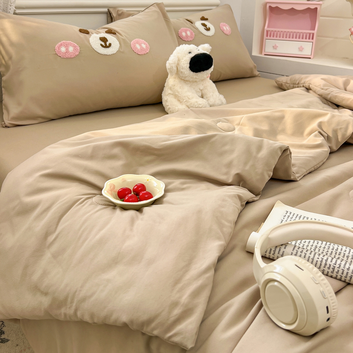 91家纺网 家纺一手货源 找家纺 易辰美 2026新款水洗棉毛巾绣夏被四件套 欢乐小熊