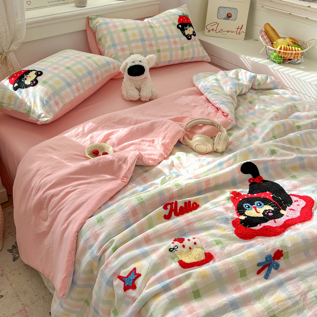 91家纺网 家纺一手货源 找家纺 易辰美 2026新款水洗棉毛巾绣夏被四件套 草莓猫咪