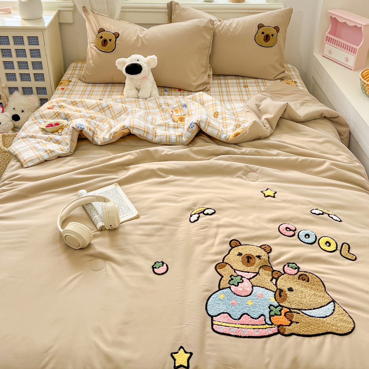 91家纺网 家纺一手货源 找家纺 易辰美 2026新款水洗棉毛巾绣夏被四件套 蛋糕卡皮