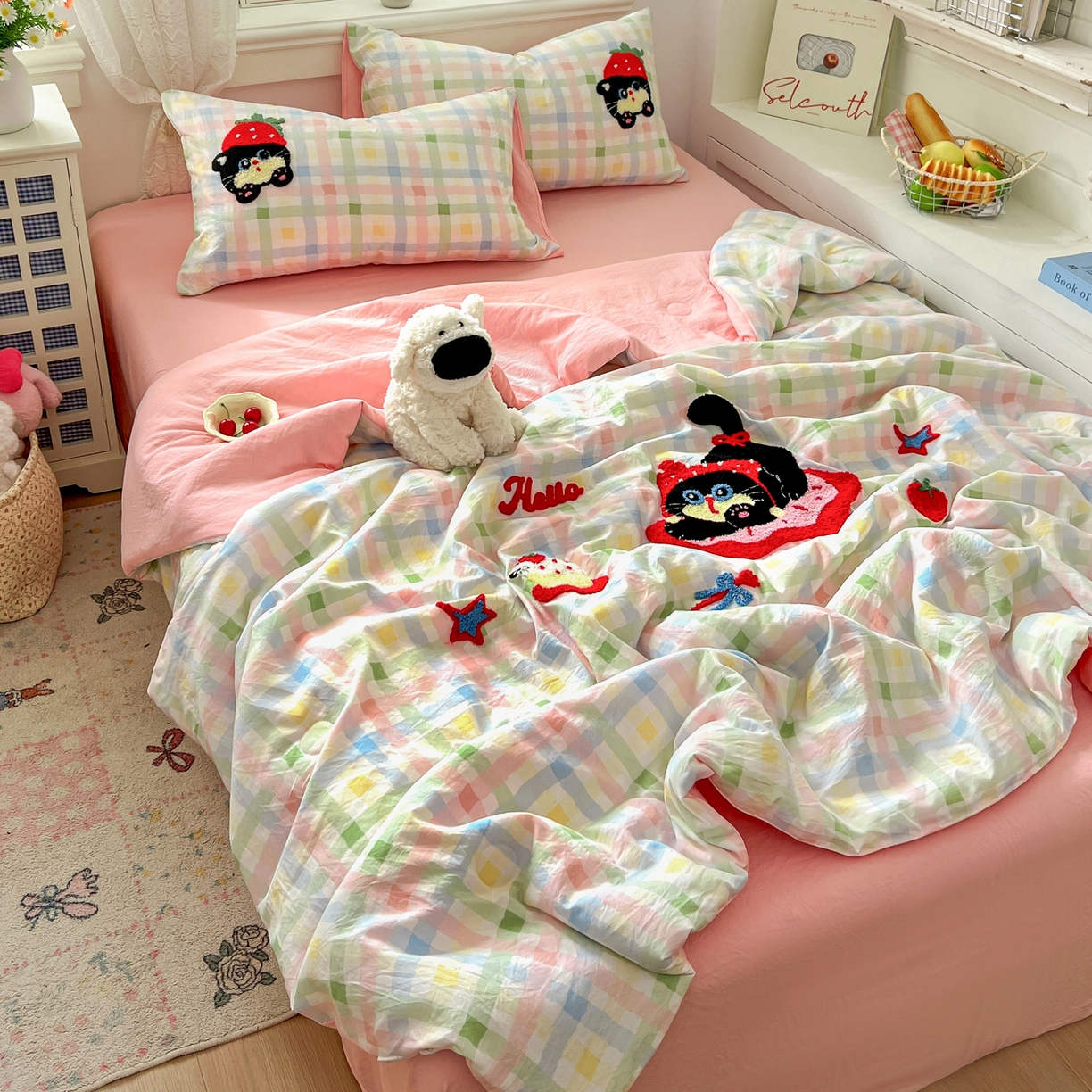 91家纺网 家纺一手货源 找家纺 易辰美 2026新款水洗棉毛巾绣夏被四件套 草莓猫咪