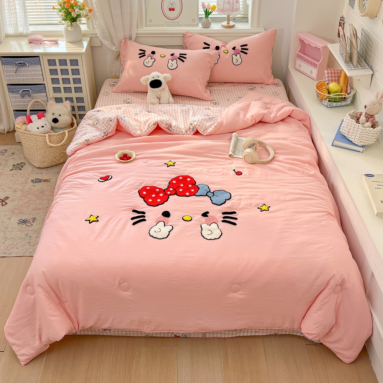 91家纺网 家纺一手货源 找家纺 易辰美 2026新款水洗棉毛巾绣夏被四件套 可爱KT猫