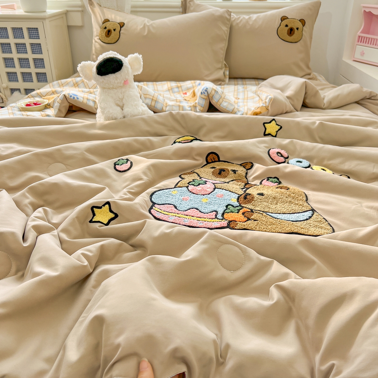 91家纺网 家纺一手货源 找家纺 易辰美 2026新款水洗棉毛巾绣夏被四件套 蛋糕卡皮