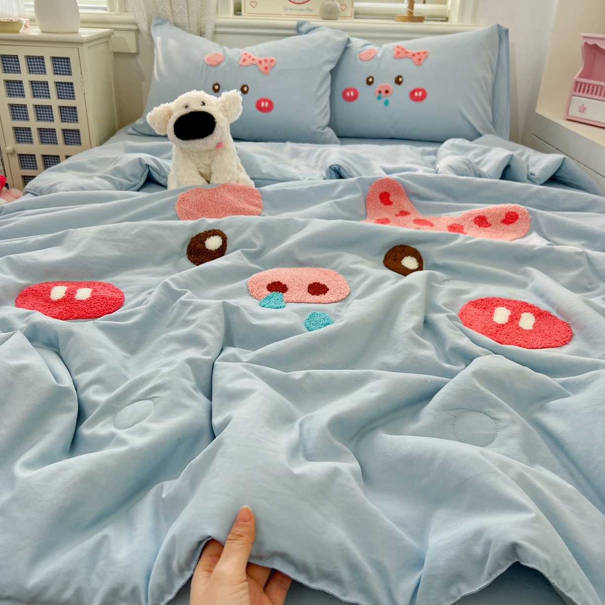 91家纺网 家纺一手货源 找家纺 易辰美 2026新款水洗棉毛巾绣夏被四件套 流涕猪-兰