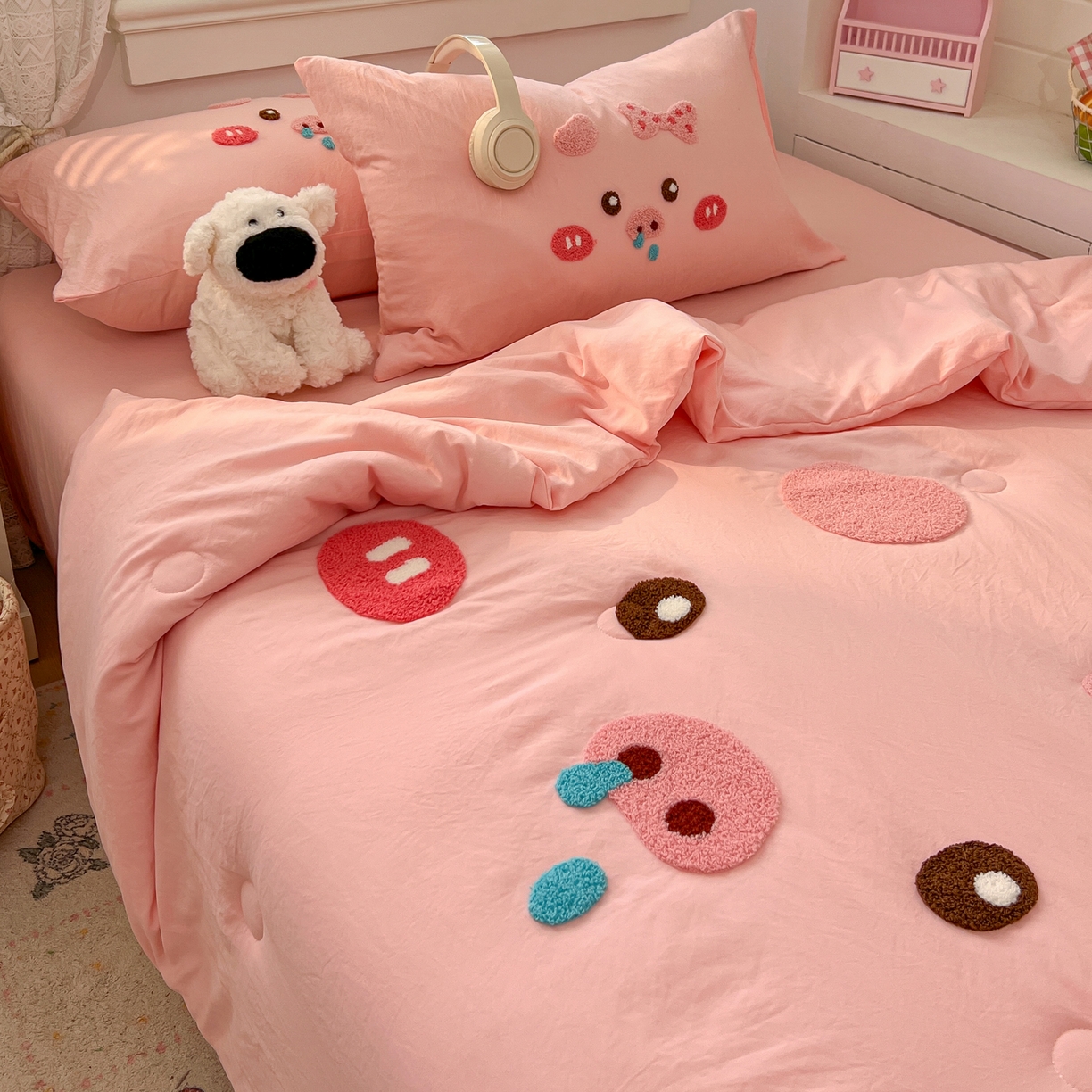 91家纺网 家纺一手货源 找家纺 易辰美 2026新款水洗棉毛巾绣夏被四件套 流涕猪-玉