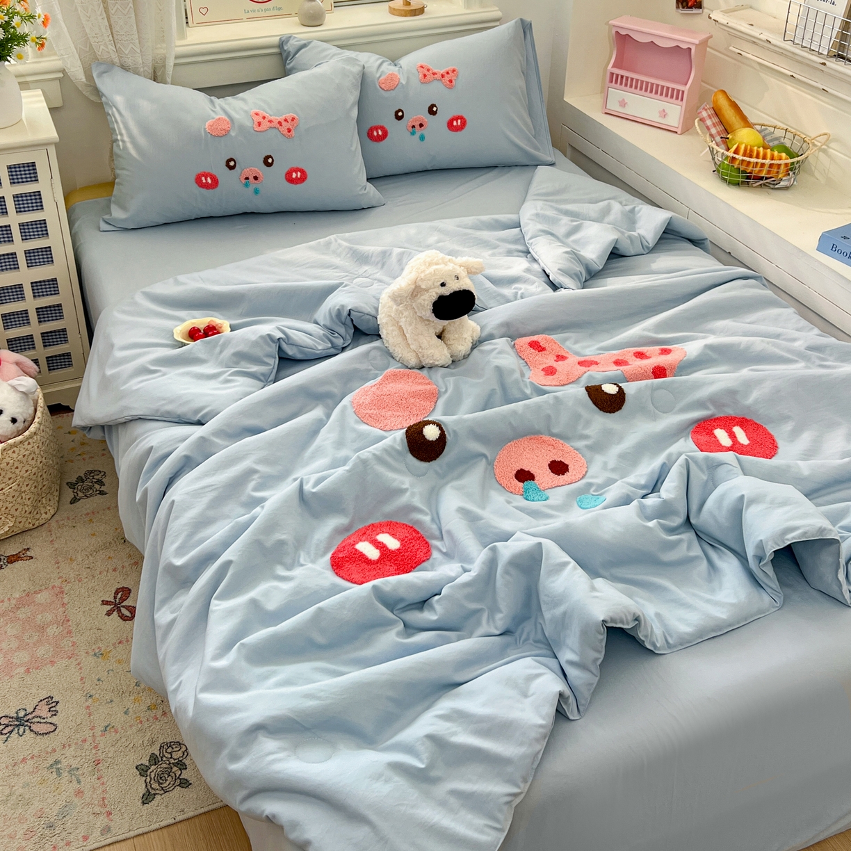 91家纺网 家纺一手货源 找家纺 易辰美 2026新款水洗棉毛巾绣夏被四件套 流涕猪-兰