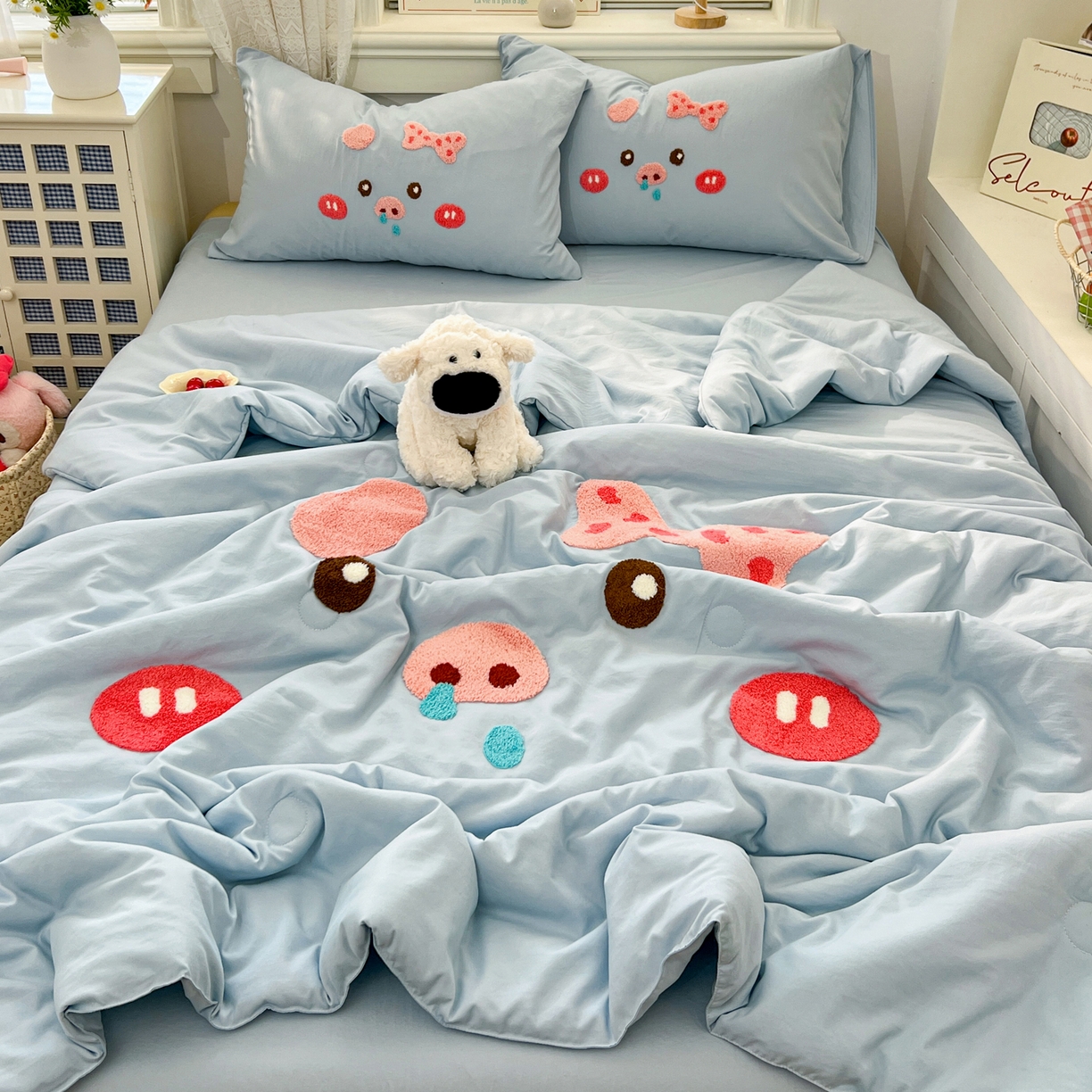 91家纺网 家纺一手货源 找家纺 易辰美 2026新款水洗棉毛巾绣夏被四件套 流涕猪-兰