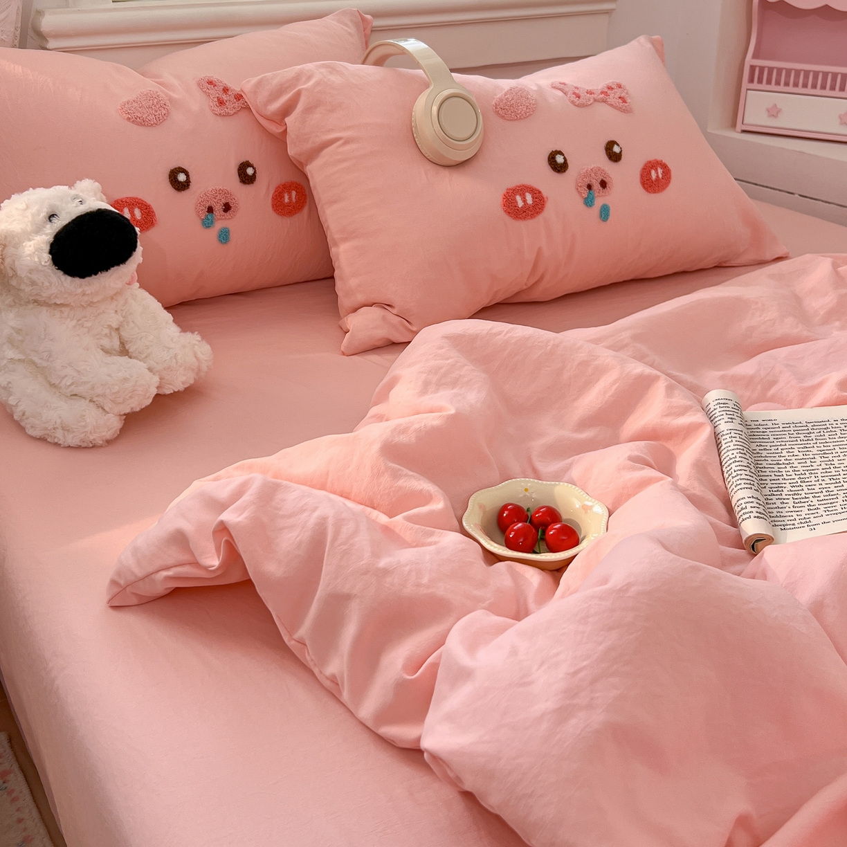 91家纺网 家纺一手货源 找家纺 易辰美 2026新款水洗棉毛巾绣夏被四件套 流涕猪-玉