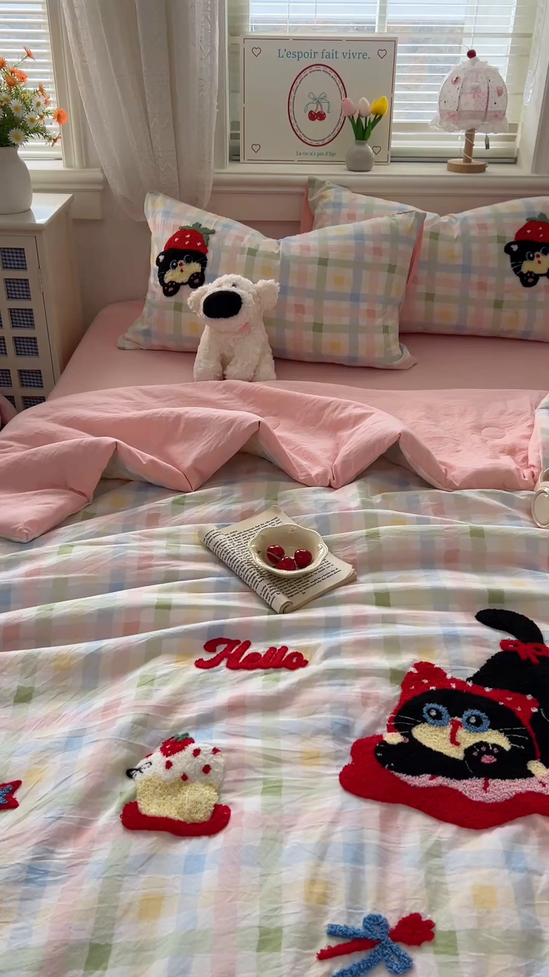 91家纺网 家纺一手货源 找家纺 易辰美 2026新款水洗棉毛巾绣夏被四件套 草莓猫咪