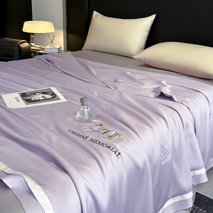 91家纺网 家纺一手货源 找家纺 薇玛仕 2026新款绣花80支兰精天丝可水洗蚕丝被100蚕丝填充夏凉被空调被 静谧紫