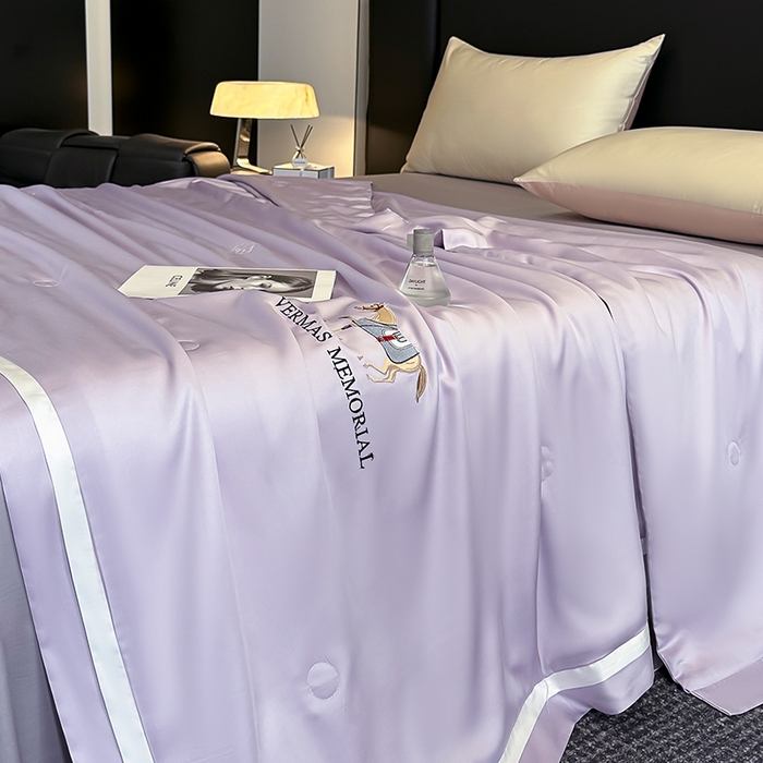 91家纺网 家纺一手货源 找家纺 薇玛仕 2026新款绣花80支兰精天丝可水洗蚕丝被100蚕丝填充夏凉被空调被 静谧紫