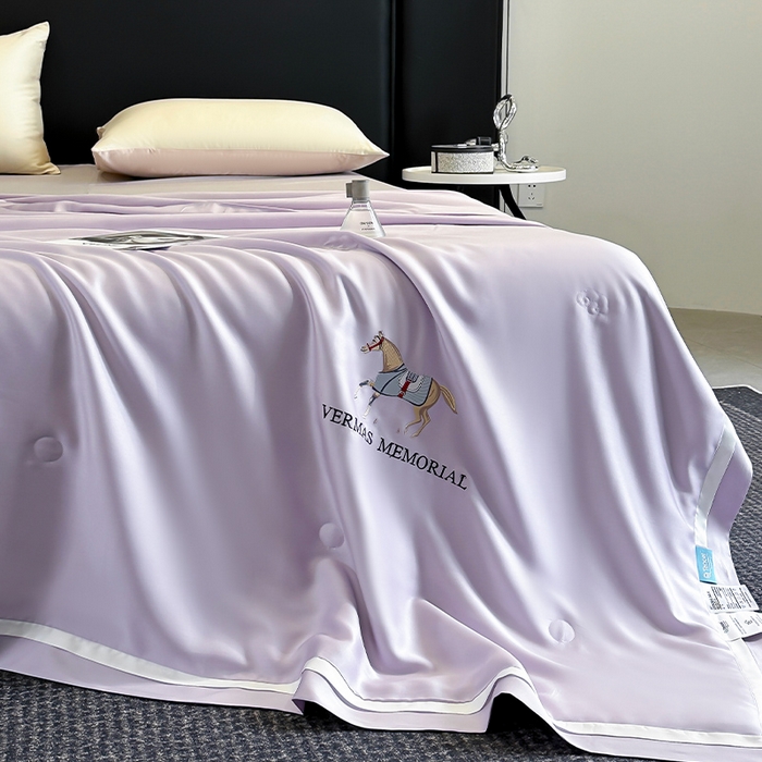 91家纺网 家纺一手货源 找家纺 薇玛仕 2026新款绣花80支兰精天丝可水洗蚕丝被100蚕丝填充夏凉被空调被 静谧紫