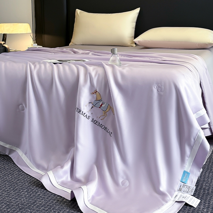 91家纺网 家纺一手货源 找家纺 薇玛仕 2026新款绣花80支兰精天丝可水洗蚕丝被100蚕丝填充夏凉被空调被 静谧紫