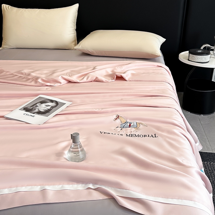 91家纺网 家纺一手货源 找家纺 薇玛仕 2026新款绣花80支兰精天丝可水洗蚕丝被100蚕丝填充夏凉被空调被 倩影粉