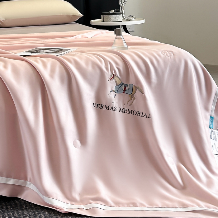 91家纺网 家纺一手货源 找家纺 薇玛仕 2026新款绣花80支兰精天丝可水洗蚕丝被100蚕丝填充夏凉被空调被 倩影粉